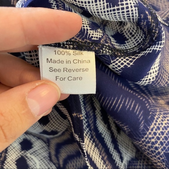 Parker Silk Navy Blue & White Print Button Down Blouse Small - Picture 11 of 11